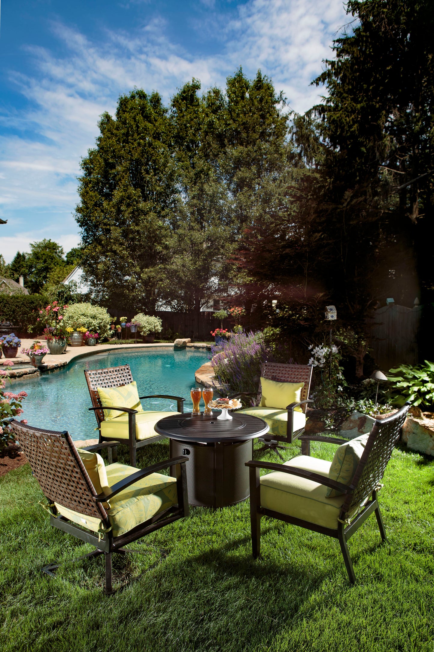 Alfresco Home Manchester Bay Ridge 36" Round Gas Fire Pit/Chat Table with Glacier Ice Firebeads - 55-3011