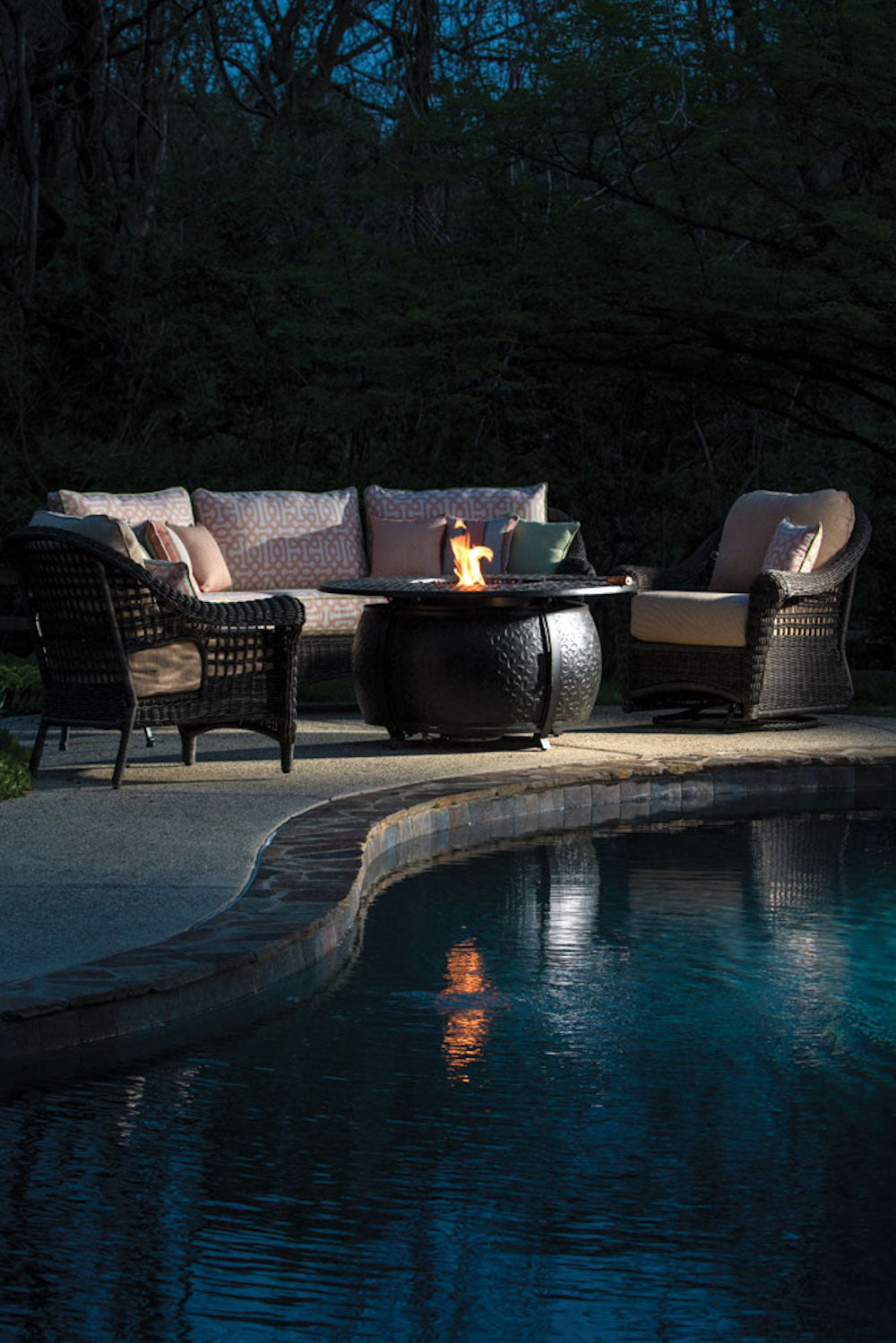 Alfresco Home Margherita 48" Round Cast Aluminum Gas Fire Pit/Chat Table with Glacier Ice Firebeads - 55-3009