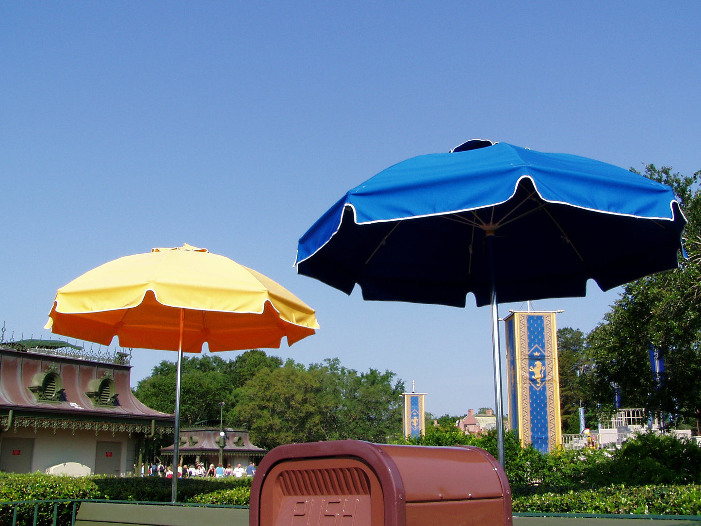 Fiberlite Bal Harbor 9.0' Traditional Dome-Style Patio Umbrella - FL8.5SV